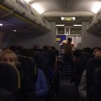 Полуголого дебошира на борту Ryanair скрутил полицейский из Вентспилса