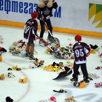 На матче рижского "Динамо" болельщики забросали лед мягкими игрушками