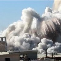 Video: Asada armijas kazarmas iespaidīgi sairst putekļu mākonī