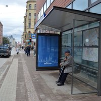 Līdz jaunām nojumēm pieturvietās Rīgā jāgaida vēl gads