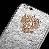 ФОТО: Бренд Caviar порадовал непростых россиян золотыми "айфонами" к празднику