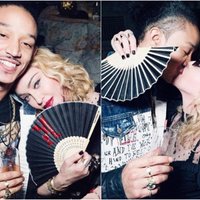 Viņam 25, viņai – 61: Kā Madonna draiskojas ar jauno mīļāko