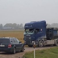 Foto: Trīs automašīnu sadursmē uz Rīgas apvedceļa viens cietušais