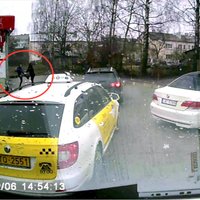 Video: Divi vīri automazgātavā Rīgā sarīko traci un izkaujas