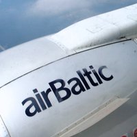 'airBaltic' lidmašīna Rīgas lidostā aizķērusi gaisa tilta kāpnes