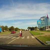 ВИДЕО: Велосипедист проехал на "красный" и показал изумленному водителю средний палец
