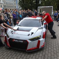 Foto: 'Audi R8' superauto parāde Rīgā pulcējusi vairākus tūkstošus cilvēku