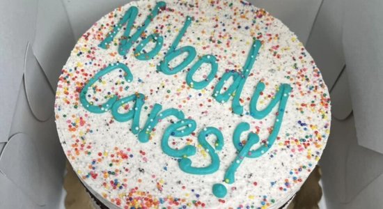 Interneta hits: sieva vīram iešķiebj kūku ar uzrakstu 'Nevienam nerūp'