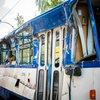Foto: Atkritumu izvedējs Rīgā taranē tramvaju; ir cietušie
