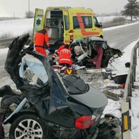 Uz ceļa Tukums - Kuldīga notikušajā BMW avārijā gājis bojā cilvēks
