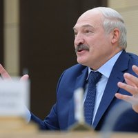 "Трактор всех вылечит". Лукашенко дал совет, как бороться с коронавирусом