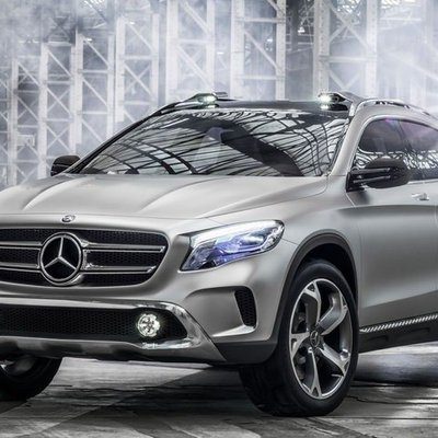 'Mercedes-Benz GLA' apvidnieks ar lāzera projekcijas lukturiem