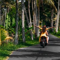 Bali plāno aizliegt tūristiem nomāt motorollerus