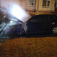 ФОТО, ВИДЕО: Ночью в Золитуде сгорела Audi – пострадала еще одна машина