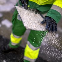 Latvijā autoceļi daudzviet apledojuši un sniegoti, strādā 179 ziemas tehnikas vienības