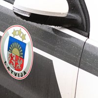 Steidzoties uz izsaukumu, Rīgas centrā avārijā iekļūst policijas auto