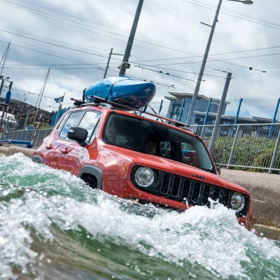 Video: 'Jeep' kļuvis par pirmo auto, kas izbraucis kanoe airēšanas trasi