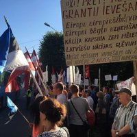 Сотни человек протестовали в Риге против приема беженцев