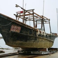 Japānā izskalo Ziemeļkorejas 'spoku' laivas ar līķiem
