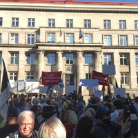 Foto: Pie Ministru kabineta pūlis protestē pret bēgļu uzņemšanu Latvijā
