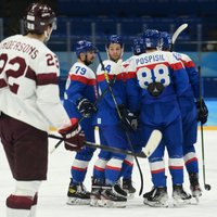 Latvijas hokejisti netiek līdzi Slovākijas aktivitātei un grupā paliek pēdējie