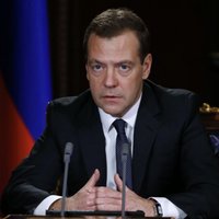 Медведев отказал ЕC в снятии санкций и требует не допустить "третьей мировой встряски"