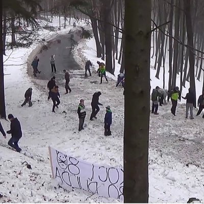 Video: Lai būtu vairāk avāriju, Čehijā rallija fani uz trases met sniegu