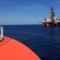 Spēcīga viļņa triecienā uz 'Statoil' naftas platformas Ziemeļjūrā viens bojāgājušais