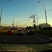 ВИДЕО ОЧЕВИДЦА: Водитель совершает опасный маневр на круге Мукусалас