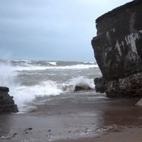Буря в Лиепае: рухнула стена магазина, сорвало вывески, размыло пляж