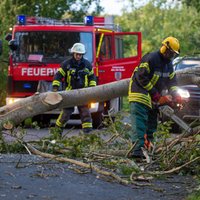 Vētrā Vācijā trešdien bojā gājuši trīs cilvēki