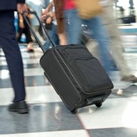 Читатель: После полета на самолете airBaltic из чемодана пропали деньги, паспорт и ноутбук