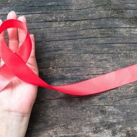 С октября в Латвии предложат лечение всем пациентам с ВИЧ