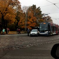 Foto: Pārdaugavā saskrienas tramvajs un vieglais auto