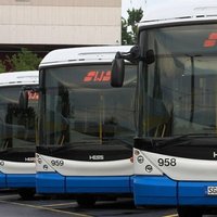 Rīgas satiksme наказала водителя троллейбуса за маникюр на ходу
