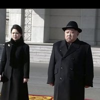 Foto: Ziemeļkoreja dienu pirms olimpiskajām spēlēm sarīko vērienīgu militāro parādi