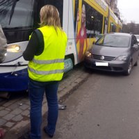 Avārija Mierā ielā: 'Volkswagen' nesadala ceļu ar tramvaju