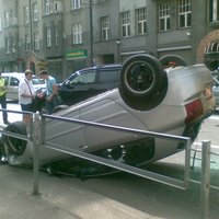 ФОТО: в центре Риги произошла серьезная авария, движение восстановлено