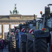 Vācu zemnieki protestā pret subsīdiju samazināšanu nobloķējuši Brandenburgas vārtus