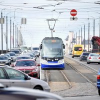 Policija meklē aculieciniekus negadījumam, kurā sievieti Rīgā notrieca tramvajs