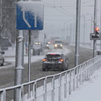 Желтое предупреждение: Латвию "накроет" дождь со снегом, возможна метель
