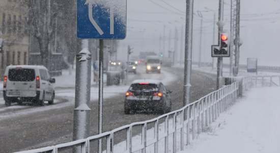 Sniegs ceturtdienas vakarā visā Latvijā pamatīgi apgrūtina braukšanu
