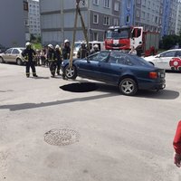ФОТО, ВИДЕО: В Зиепниеккалнсе в яму в асфальте провалился автомобиль