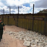 Трамп согласился отложить строительство стены на границе