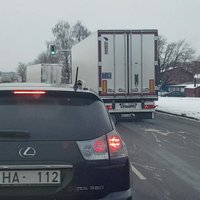 Video: No sniega nenotīrīti kravas auto apdraud satiksmi