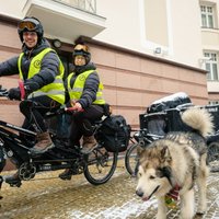 Atraktīvs poļu pāris un milzu suns cauri Baltijas valstīm ar riteni dodas uz Lapzemi