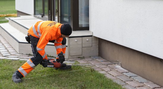 Nosēdusies betona grīda vai plaisas sienās, iespējams, liecina par problēmām ēkas pamatos