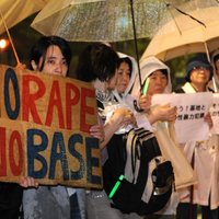 Divi ASV karavīri atzīst vainu japāņu sievietes izvarošanā