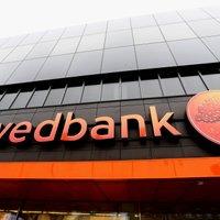 Swedbank: телефонные мошенники начали говорить по-латышски и используют роботов