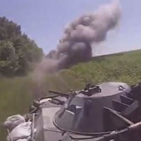 Video: Ukrainas bruņumašīna uzsprāgst uz mīnas